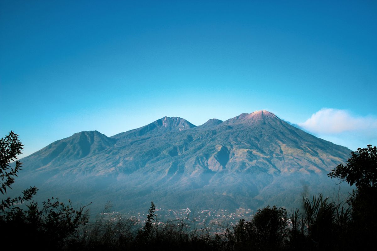 Pemandangan Gunung Arjuno di Jawa Timur