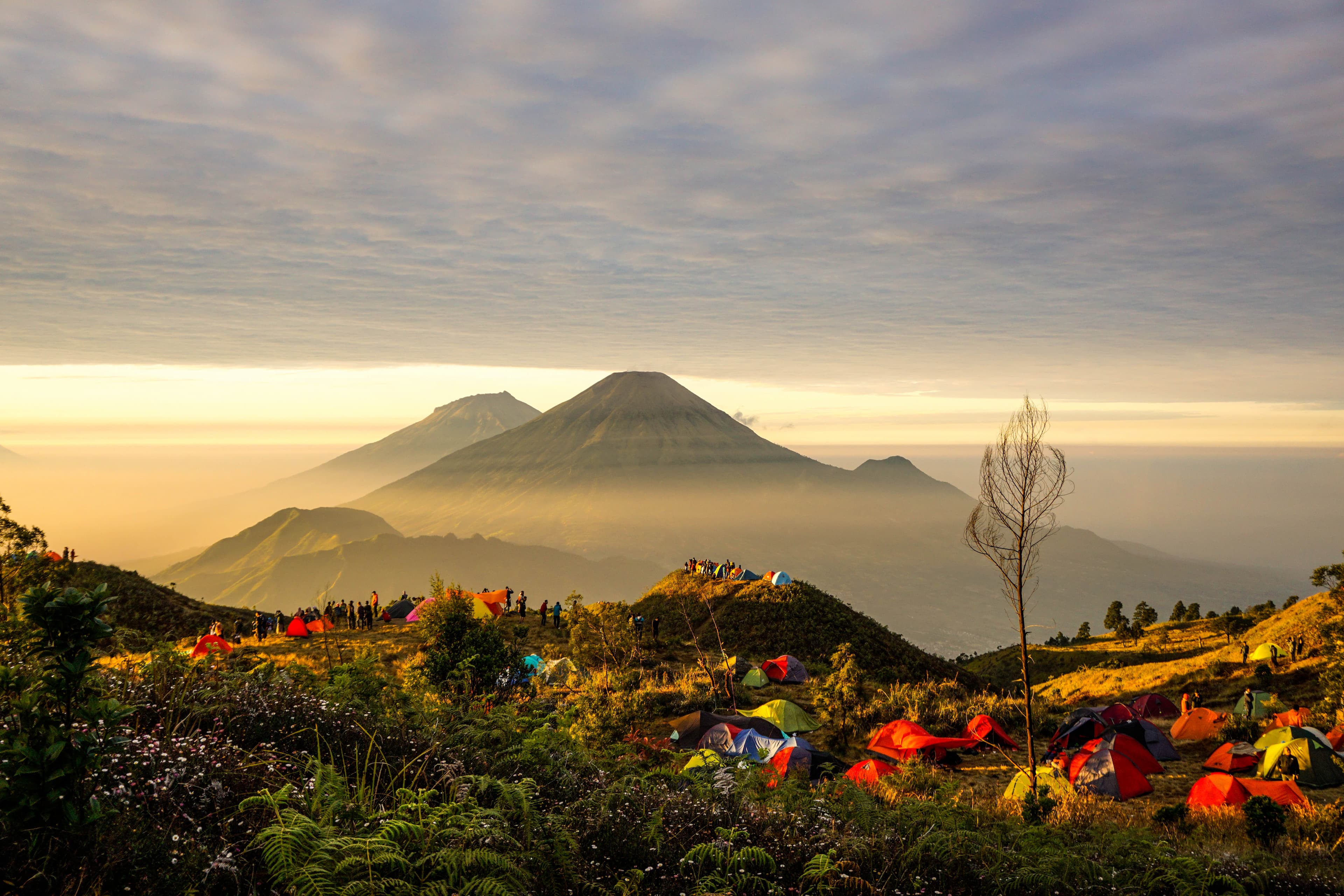 Golden sunrise di puncak Gunung Prau, Dieng
